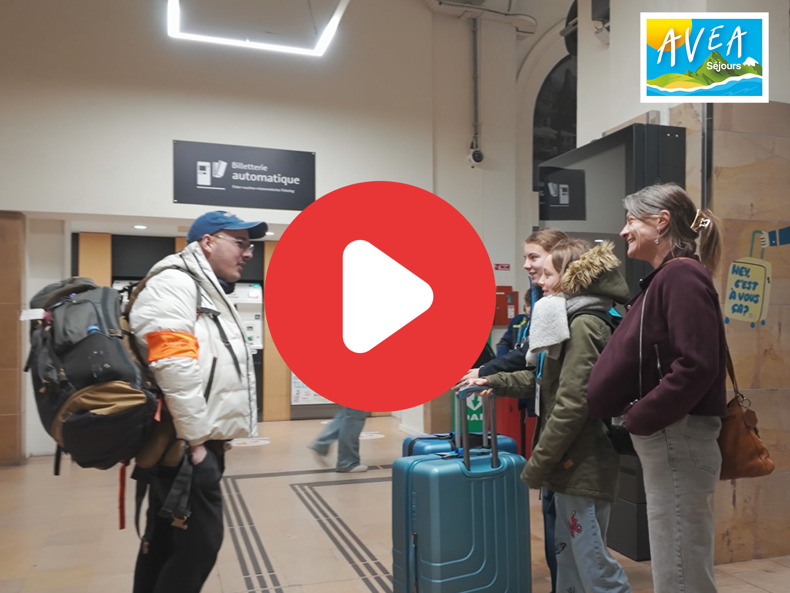 Maman déposant ses deux filles en gare auprès d'un ambassadeur AVEA Séjours qui va les accompagner pour la suite tout au long du trajet jusqu'au centre